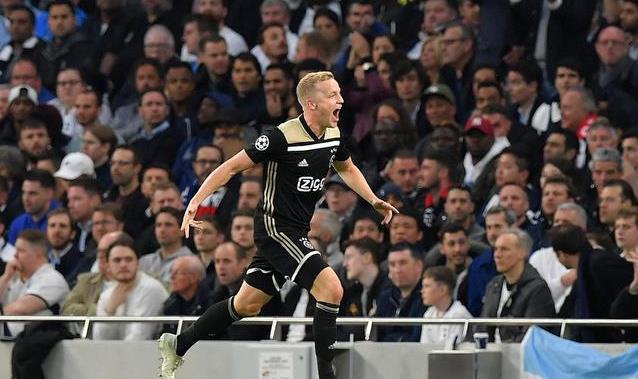 阿贾克斯继续赛季不败，稳坐联赛领先位置(阿贾克斯继续赛季不败,稳坐联赛领先位置是什么)