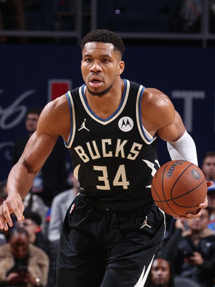 乐动体育-雄鹿大胜对手霍勒迪在关键时刻挺身而出的是谁